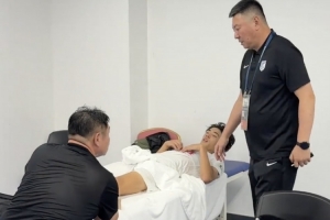 朱鹏宇上轮对阵津门虎时受伤，总经理陈东第一时间探望