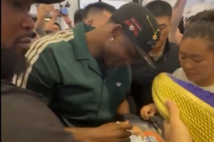 被围得水泄不通！爱德华兹中国行给球迷签名