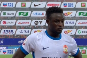 阿齐兹：感觉球队丢球都是低级失误，我们想追回比分但非常难