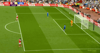 错失天降大礼！阿森纳迫使利兹联后场失误，约克雷斯直面门将打偏