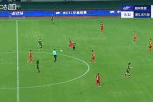 真拦不住...米特里策中场灵巧转身摆脱遭放倒，制造对手犯规