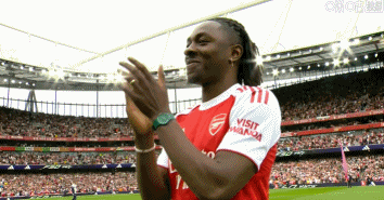 重磅新援！埃泽抵达酋长球场亮相，身穿10号球衣与球迷互动送飞吻