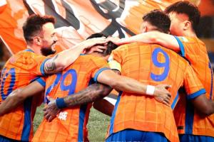 泰山vs西海岸首发：4外援PK3外援，于金永、杨希出战，泽卡缺席