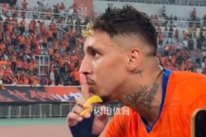 梅开二度助泰山队获胜！克雷桑赛后与球迷互动：WE ARE ONE！