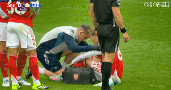 厄德高被利兹联球员放倒右肩疑似受伤，队医检查后仍能坚持比赛