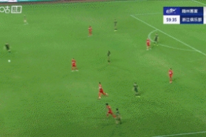 太可惜！王钰栋绝对单刀机会中柱＆被没收，错失良机