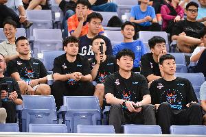 山东男篮主帅邱彪&助教李敬宇现场观战山东泰山VS青岛西海岸