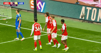 阿森纳1-0领先利兹联！赖斯左路角球开出，廷伯头球抢点破门