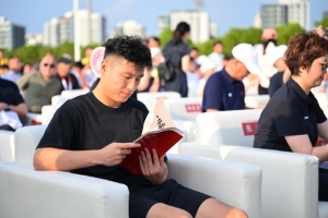 记者：武磊现身上海中学生足球赛活动，他仍然在伤势康复阶段