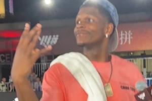 玩嗨了！爱德华兹在观众席上“夺过”麦克风 客串起解说与教练！