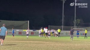 网传青少年足球赛事爆发冲突，成人直接在小球员面前大打出手