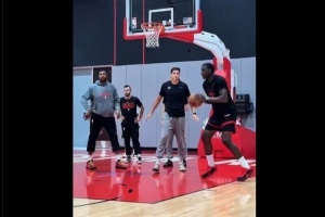 火箭官推晒卡佩拉训练：很高兴看到我们的球员回归！