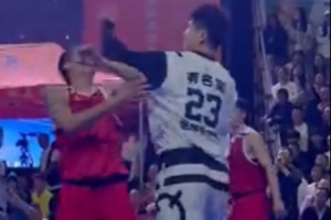 贾诚退役之后打起了野球 在场上与对手起了冲突并带有挥拳动作