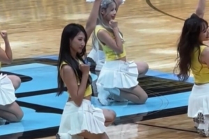 媒体人晒亚洲大学生篮球联赛啦啦队视频：中午休息了 放松一下