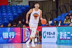 深圳注册19名球员：顾全续签两年C类 贺希宁顶薪剩1年 周鹏剩1年