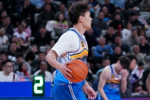 网友表示赵睿签字费&户口&房子3选1 媒体人回复：小孩子才做选择