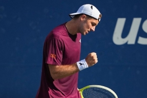 资格赛选手施特鲁夫3-0击败蒂亚福，生涯首次晋级美网男单16强