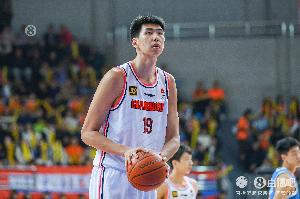 媒体人：徐昕这么好的天赋要好好努力 争取早日为中国男篮做贡献