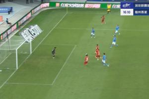 这都不进！恩戈姆边路人球分过后传中，梅州门前三人抢点踢歪