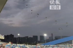 苏超首次动力伞飞行表演，8架动力伞飞过镇江主场