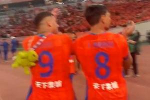 虾仁猪心！克雷桑赛后谢场，身后背着一只乌龟玩偶