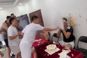 残暴广东全运男篮给焦泊乔庆祝生日 赵睿周鹏连续蛋糕暴击