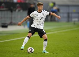 不踢右后卫！德媒：纳帅决定将基米希调回中场，加强德国队控制力