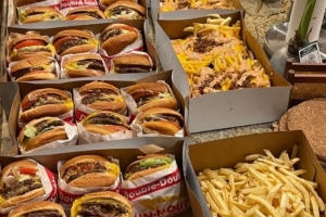 放飞自我了？林书豪社媒晒出一大桌子高热量美食