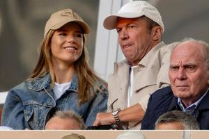 真不害臊64岁马特乌斯当着拜仁董事的面，与26岁模特谈情说爱