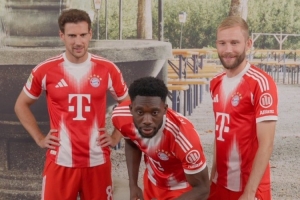 拜仁晒球员滑瓶盖挑战视频，戴维斯和格纳布里最终胜出