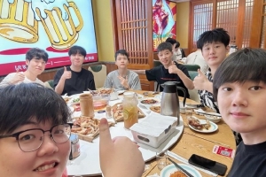 JackeyLove赛后晒聚餐图配文：兄弟们多吃点！后面继续加油