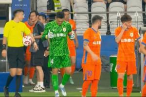 诉苦！王彤找瓦科交流，指了指麦麦提江，随后指向自己的脑袋