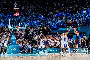 戈贝尔谈库里奥运金牌战表现：亲历这样的传奇时刻是一种荣幸