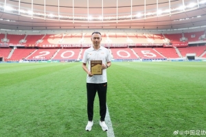 王竞完成中超联赛百场执裁里程碑