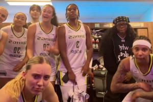 佩奇带领飞翼全队跳赛季“最后一舞” 李月汝在后排搞笑划水