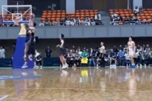 上海首秀！张镇麟在热身赛中持球杀篮下 腾空欲隔扣对手但没成功