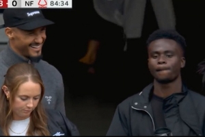 今日趣图：赫伊森竟敢向裁判比“耶”？红牌罚下不冤！