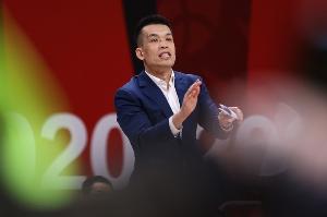 解立彬：总决赛首场的节奏不亚于CBA 很高兴球队能继续进步