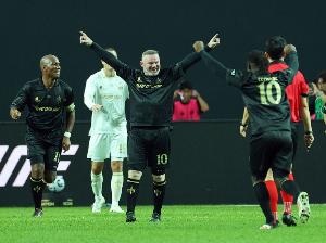 脚法依然在线！39岁的鲁尼顶着大肚子，打出世界波洞穿卡西大门