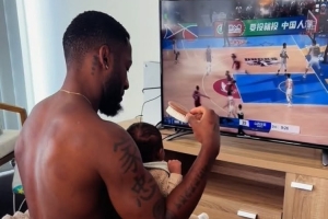 杰曼社媒晒带娃看自己CBA集锦时刻：平和&和孩子在一起的黄金时光