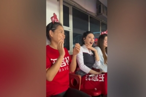 体验“苏超”，演员张雨绮现场为常州队加油助威