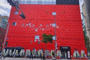 楼下最不缺的就是大花圈T1被横扫后粉丝再度送上花圈攻击