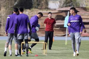 记者：津门虎今年队员们之间的聚会增多了 于根伟鼓励大家约饭