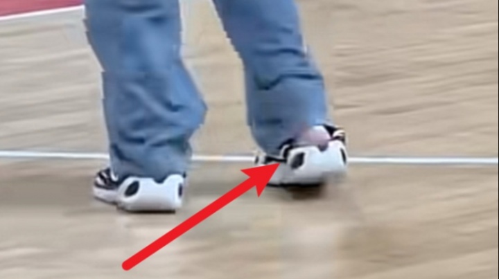 甚至鞋都没穿好！另一个角度看看战神刘玉栋活动随意的三分十连中