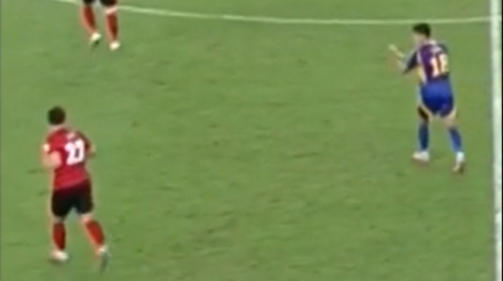 嘲讽拉满蓉城中卫李扬后场任意球大力踢出边线 对手点赞+鼓掌