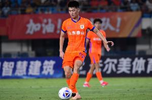 鲁媒：王昊斌首次出席发布会 青岛青春足球场的场地条件并不理想