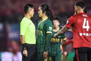 全场焦点马宁单场出示2红8黄，李提香贴脸怒喷前者被罚下