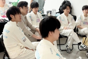 BLG分享选手动态：报告！正在后台认真观赛