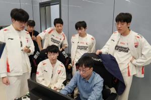 在与TES的败决抛硬币中，AL成功取胜拿到Bo5首局优先选边权