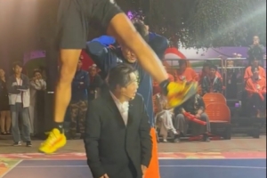 效果十足！宋小宝助力东北明星篮球赛 被选手隔扣后吓得直往后躲